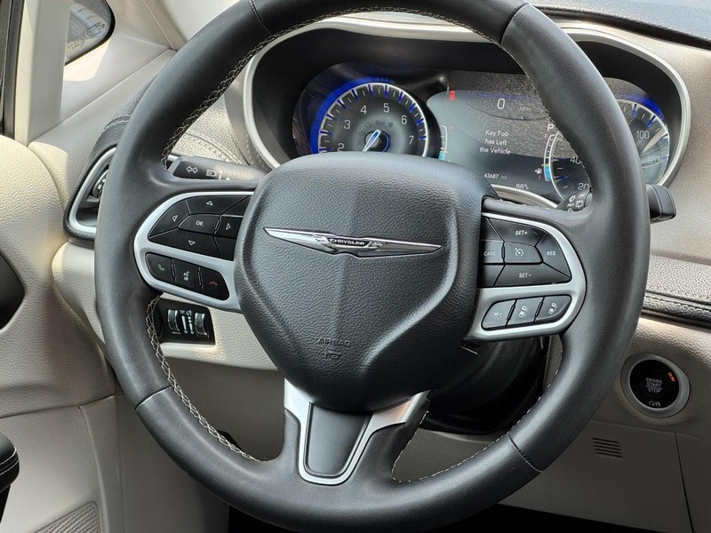 Chrysler Pacifica Vehicle Full-screen Gallery Image 12