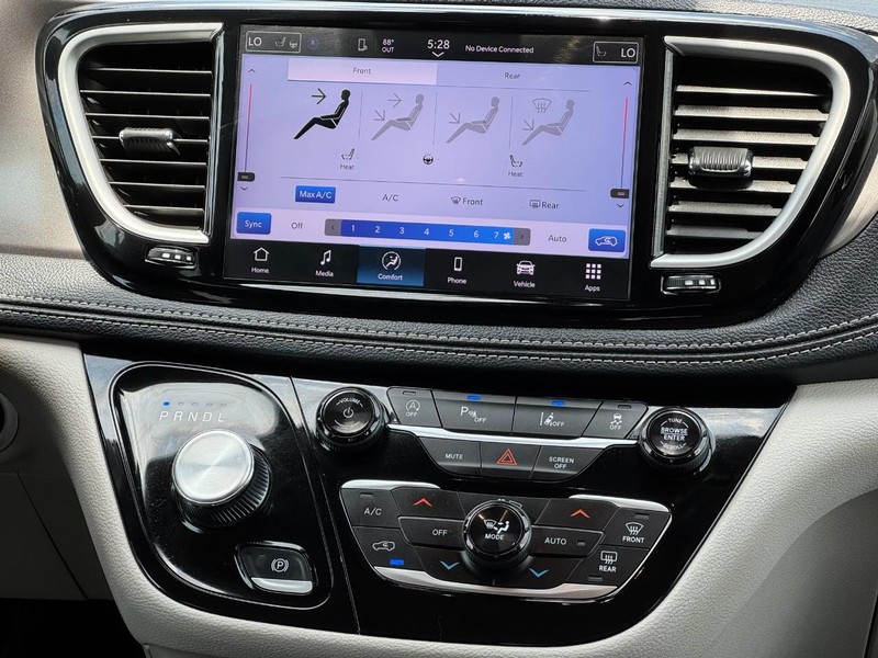 Chrysler Pacifica Vehicle Full-screen Gallery Image 13