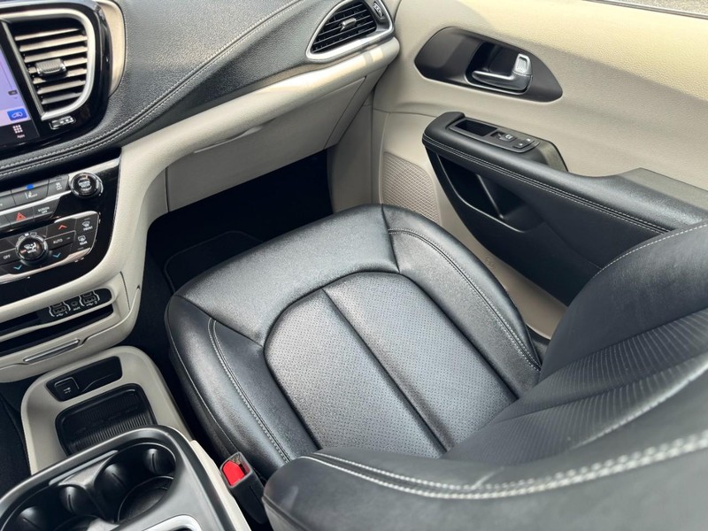 Chrysler Pacifica Vehicle Full-screen Gallery Image 14