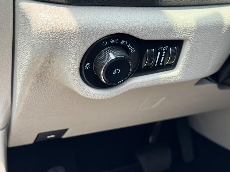 Chrysler Pacifica Vehicle Full-screen Gallery Image 15