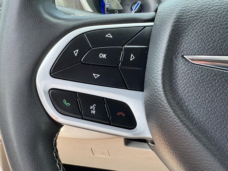 Chrysler Pacifica Vehicle Full-screen Gallery Image 16