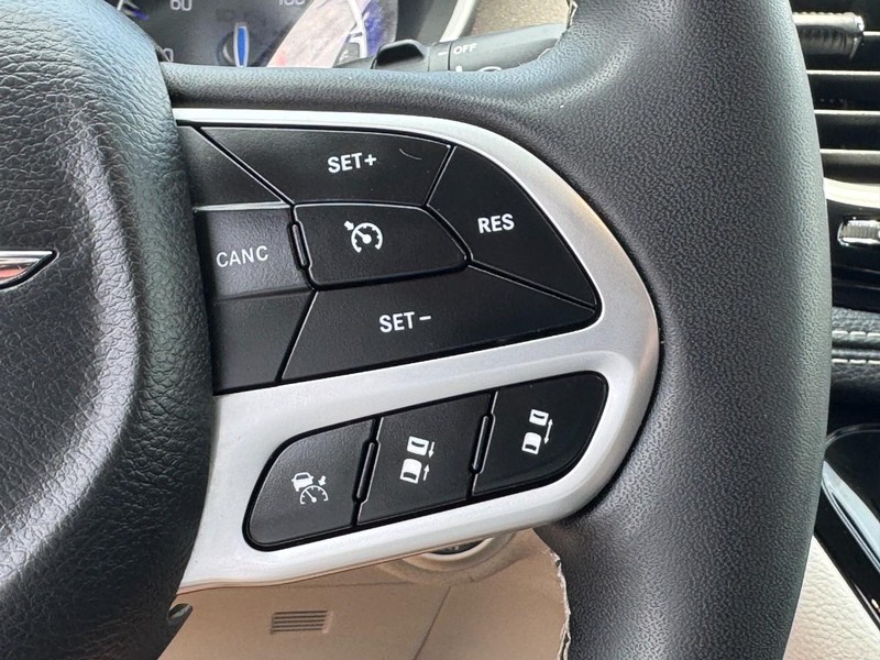 Chrysler Pacifica Vehicle Full-screen Gallery Image 17