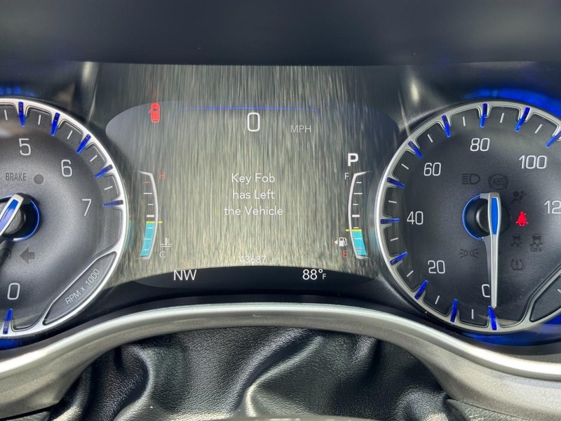 Chrysler Pacifica Vehicle Full-screen Gallery Image 18