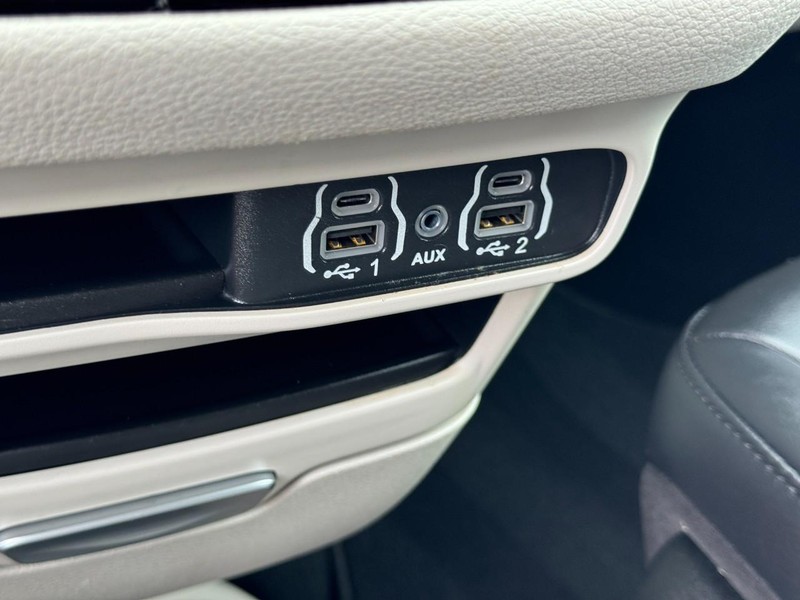 Chrysler Pacifica Vehicle Full-screen Gallery Image 20
