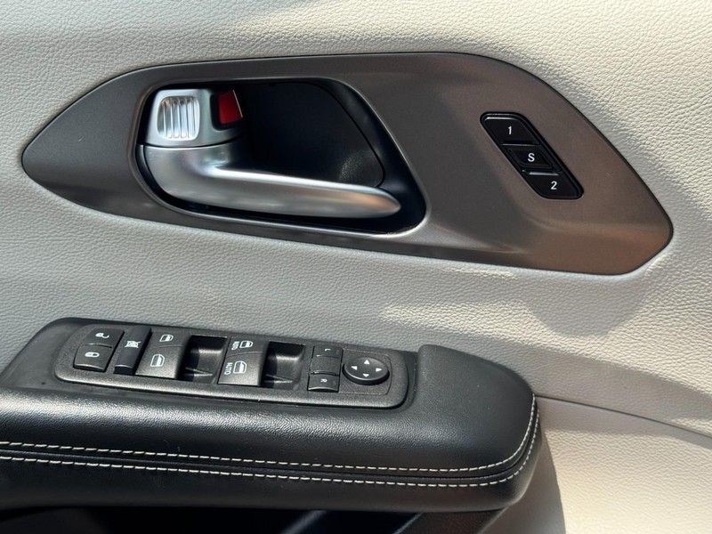 Chrysler Pacifica Vehicle Full-screen Gallery Image 21