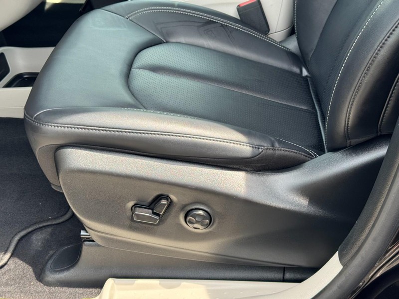 Chrysler Pacifica Vehicle Full-screen Gallery Image 22