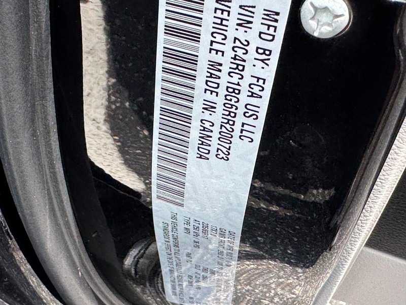 Chrysler Pacifica Vehicle Full-screen Gallery Image 23