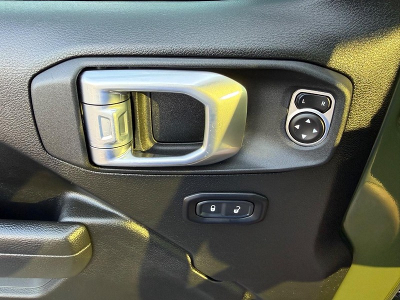 Jeep Wrangler Vehicle Image 24