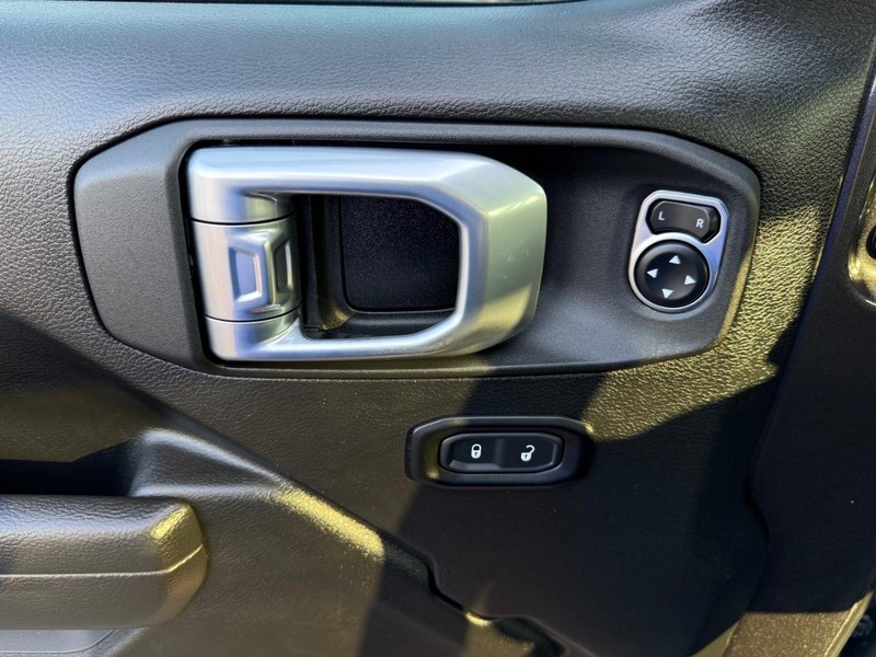 Jeep Wrangler Vehicle Image 24