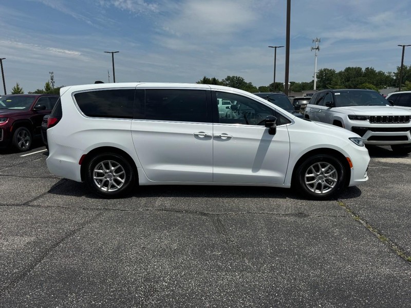 Chrysler Pacifica Vehicle Image 02