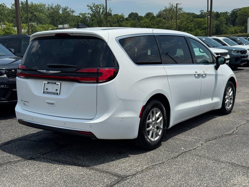 Chrysler Pacifica Vehicle Image 03