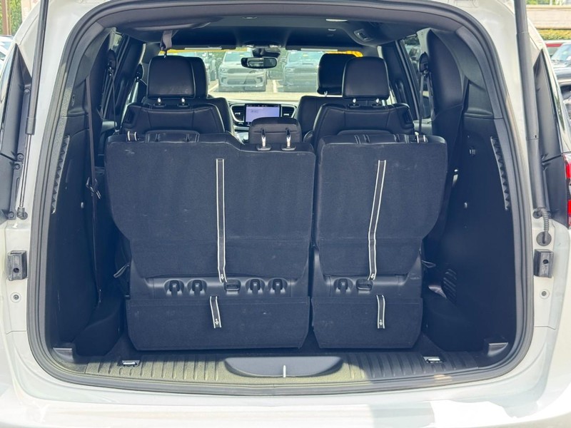 Chrysler Pacifica Vehicle Image 04