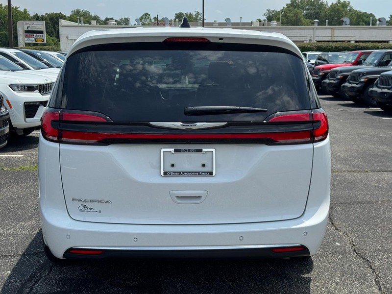 Chrysler Pacifica Vehicle Image 05