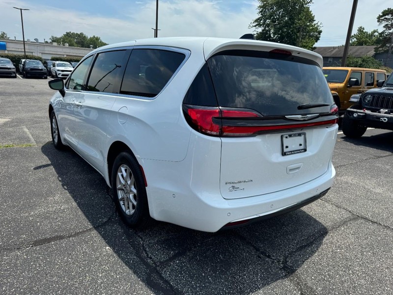 Chrysler Pacifica Vehicle Image 06