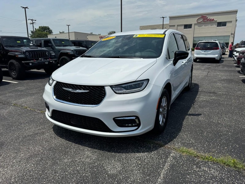 Chrysler Pacifica Vehicle Image 08
