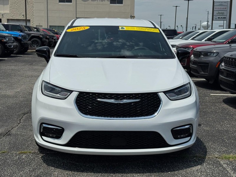 Chrysler Pacifica Vehicle Image 09