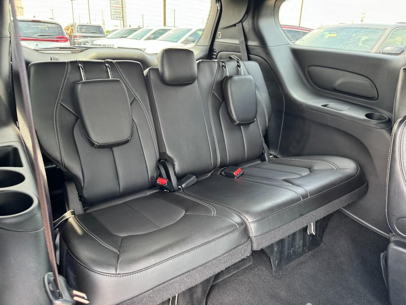 Chrysler Pacifica Vehicle Image 10