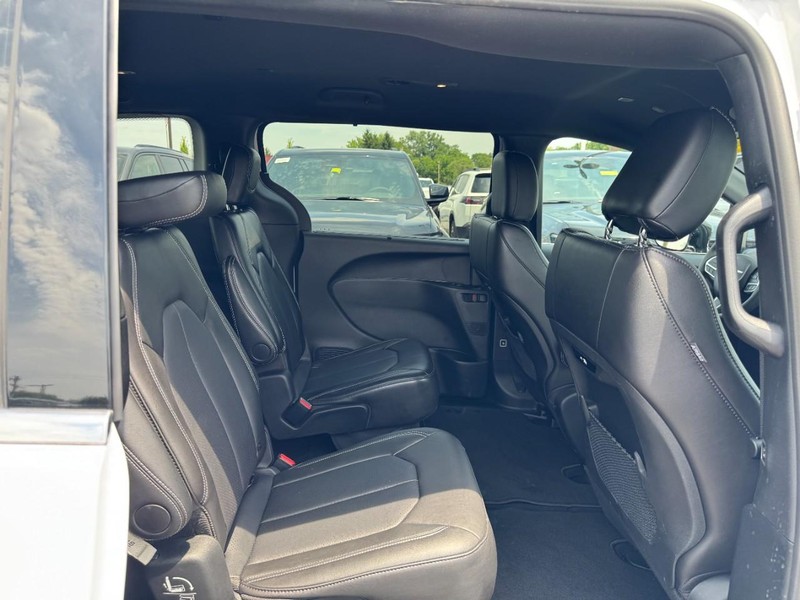 Chrysler Pacifica Vehicle Image 11
