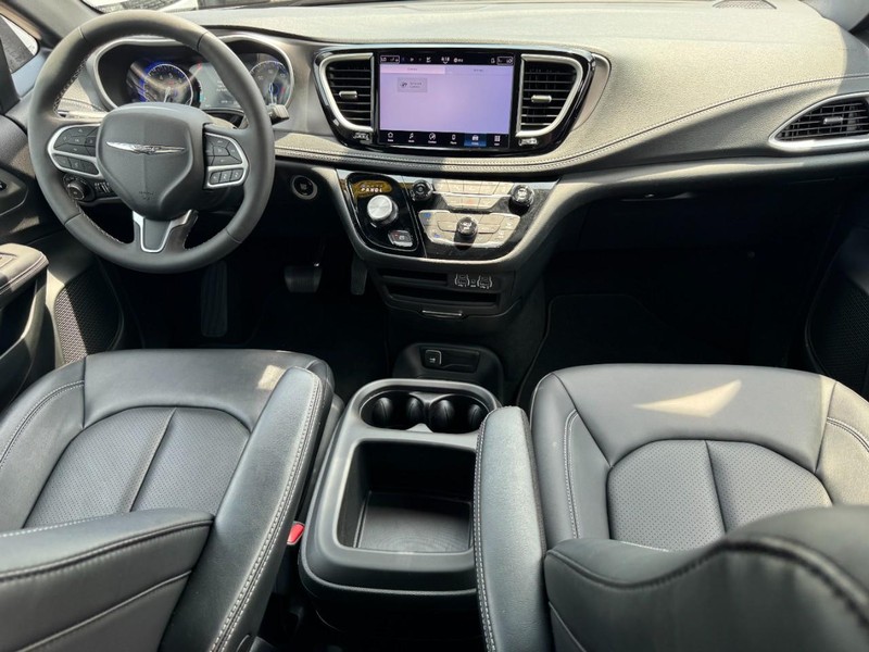 Chrysler Pacifica Vehicle Image 12