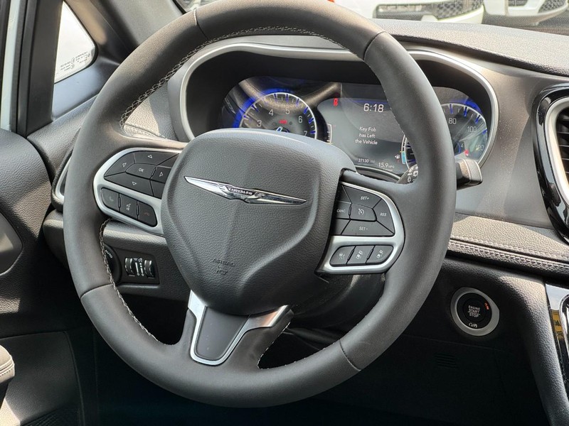 Chrysler Pacifica Vehicle Image 13