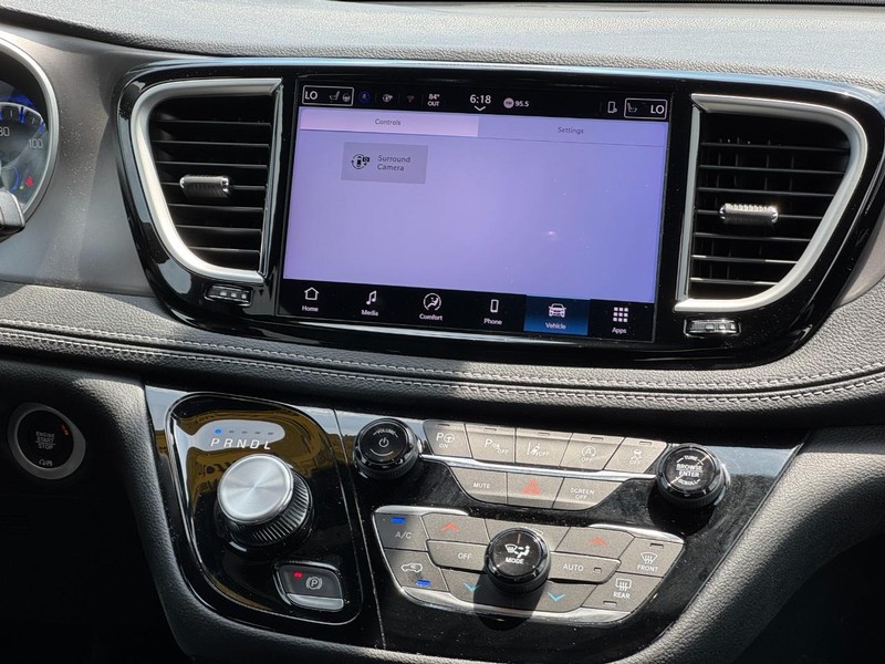 Chrysler Pacifica Vehicle Image 14