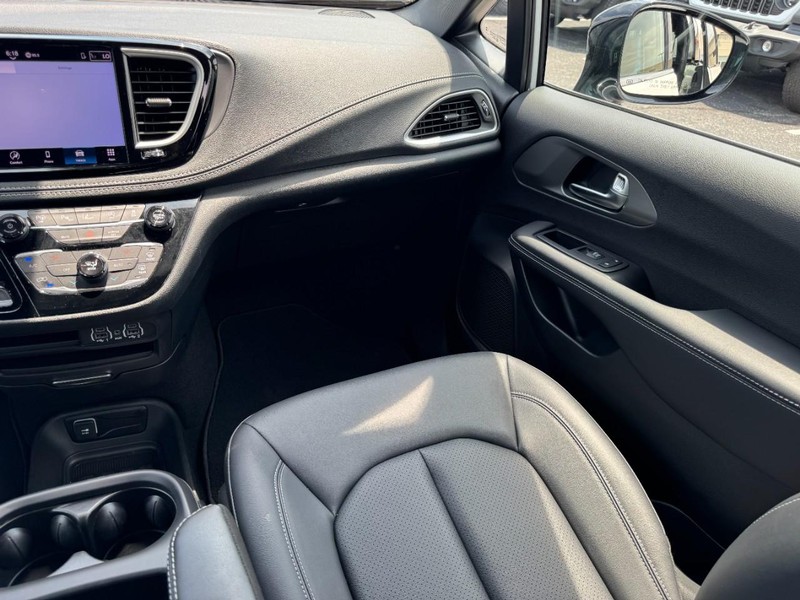 Chrysler Pacifica Vehicle Image 15