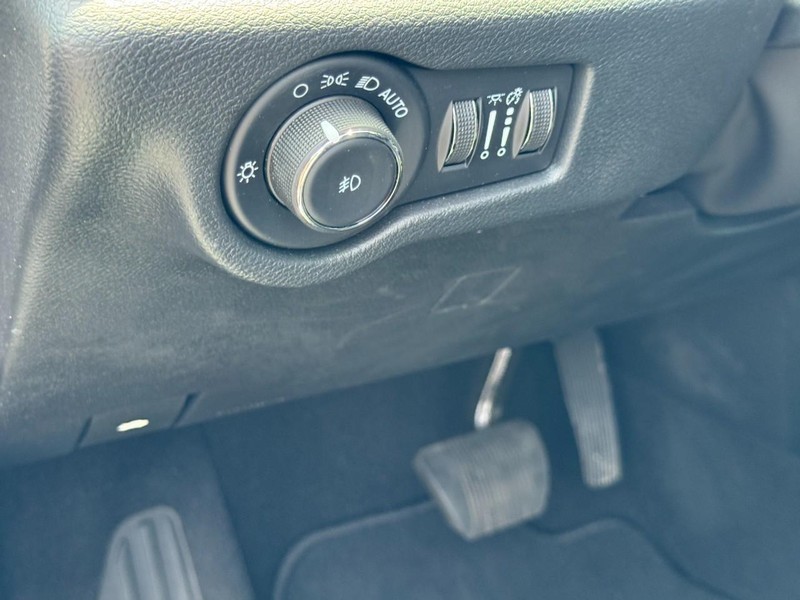 Chrysler Pacifica Vehicle Image 16
