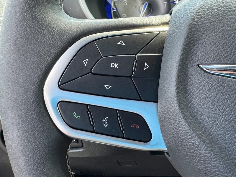 Chrysler Pacifica Vehicle Image 17