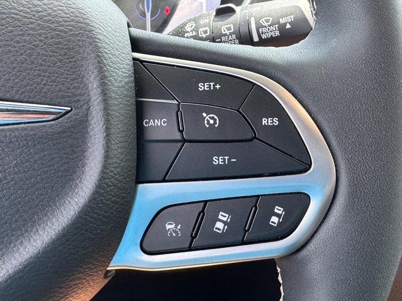 Chrysler Pacifica Vehicle Image 18