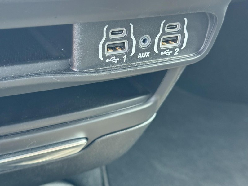Chrysler Pacifica Vehicle Image 21