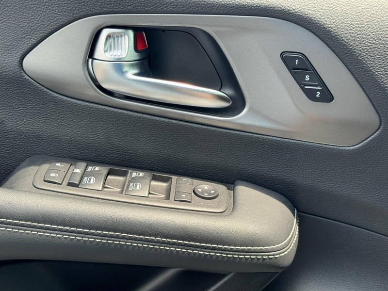 Chrysler Pacifica Vehicle Image 22