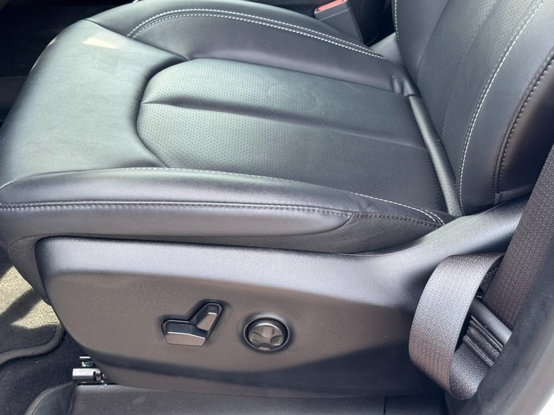 Chrysler Pacifica Vehicle Image 23