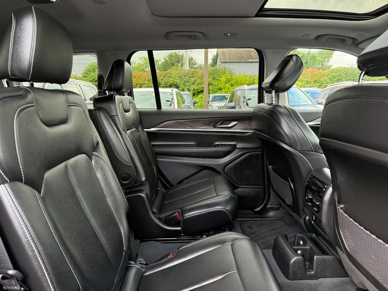 Jeep Grand Cherokee L Vehicle Image 11