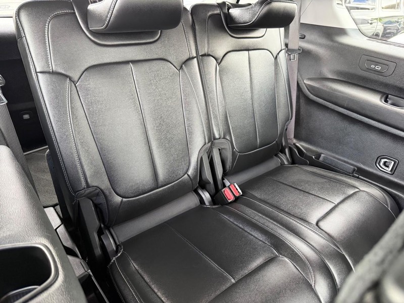Jeep Grand Cherokee L Vehicle Image 12
