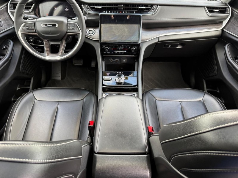 Jeep Grand Cherokee L Vehicle Image 14
