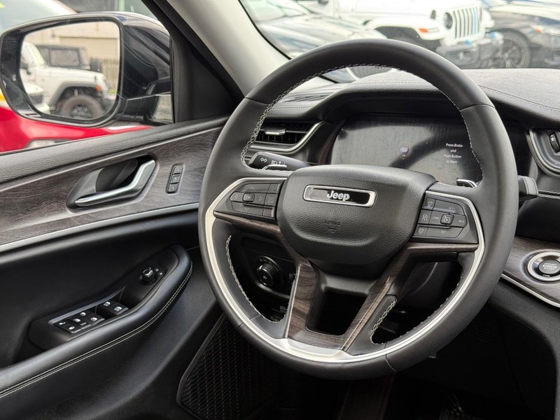 Jeep Grand Cherokee L Vehicle Image 15