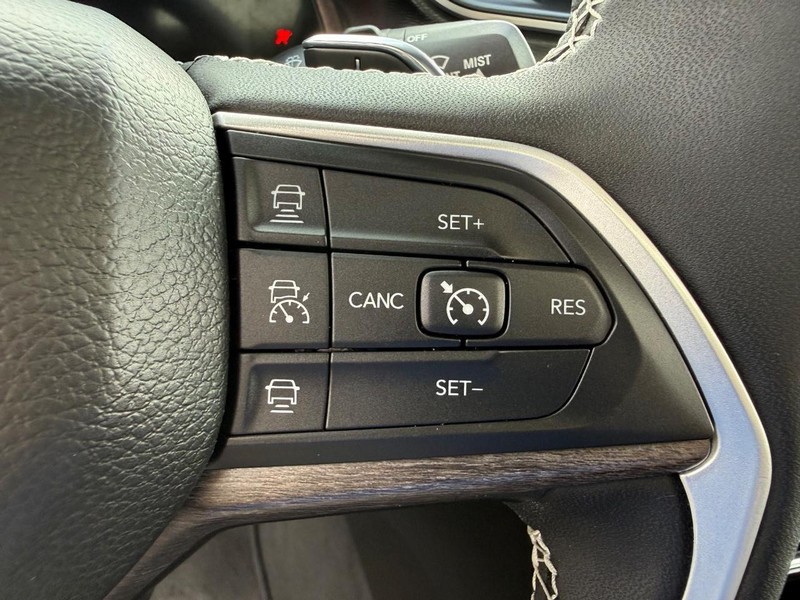 Jeep Grand Cherokee L Vehicle Image 17