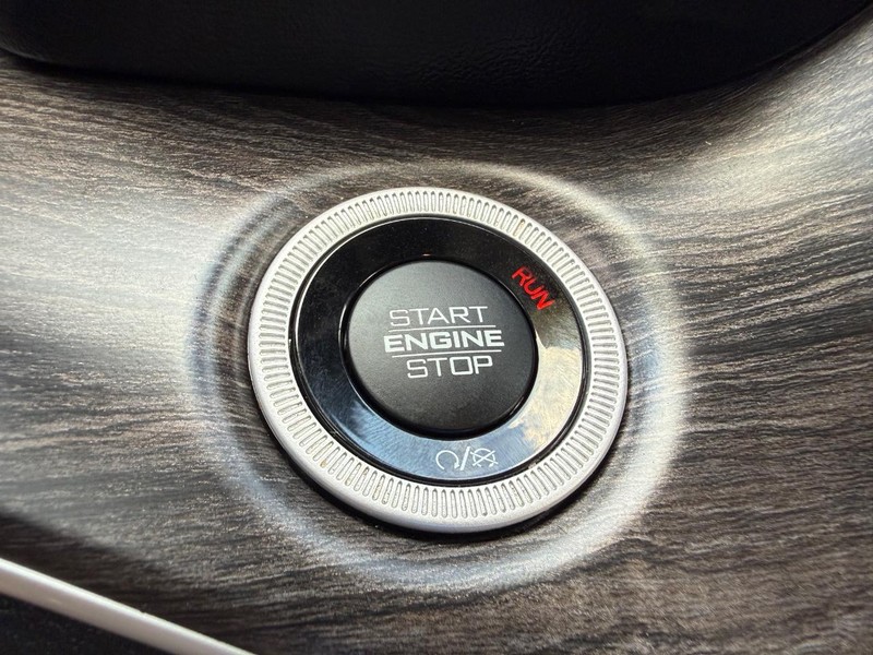 Jeep Grand Cherokee L Vehicle Image 18