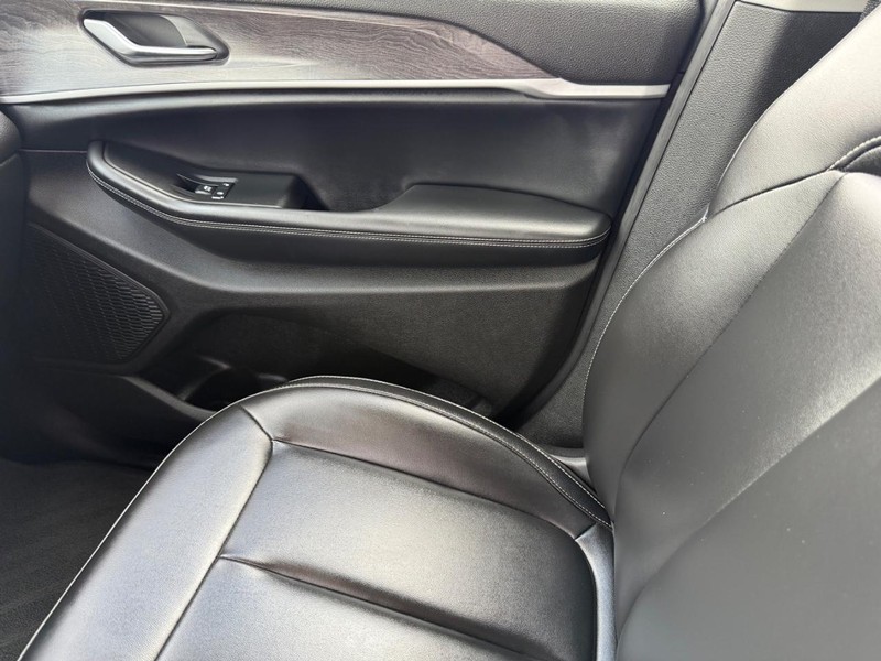 Jeep Grand Cherokee L Vehicle Image 24