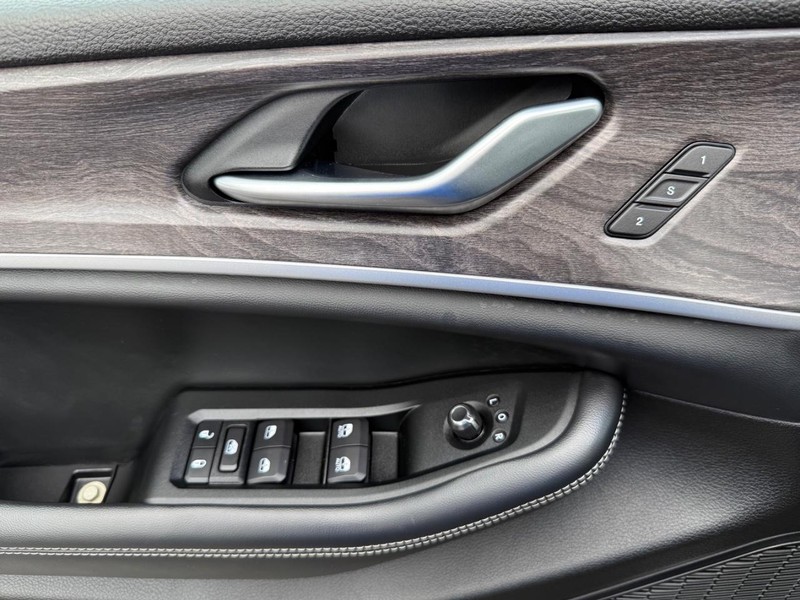 Jeep Grand Cherokee L Vehicle Image 28