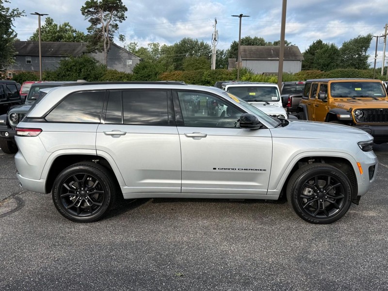 Jeep Grand Cherokee 4xe Vehicle Image 02