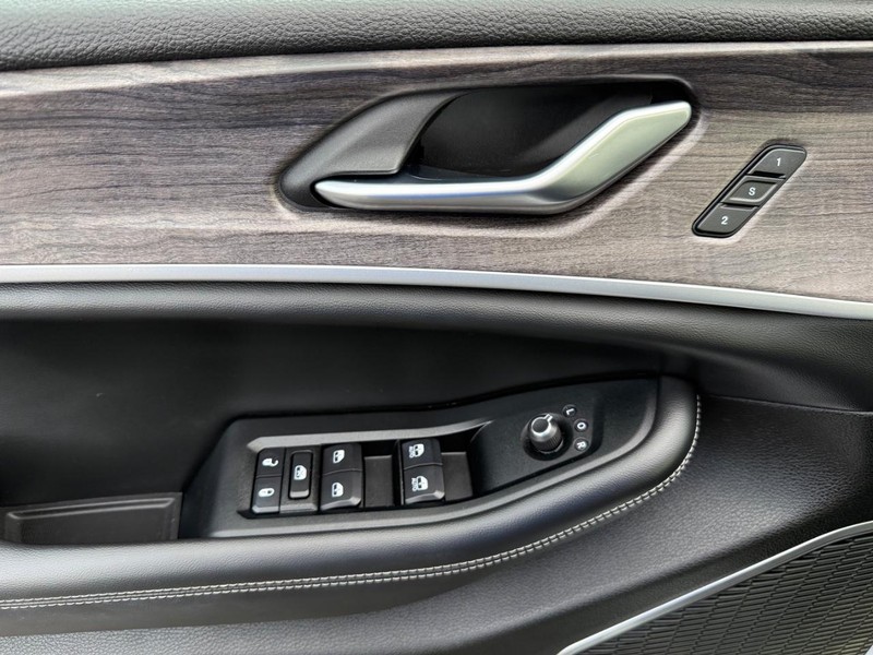 Jeep Grand Cherokee 4xe Vehicle Image 27