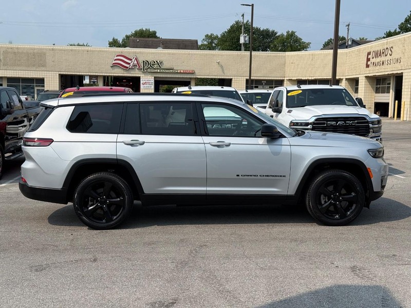 Jeep Grand Cherokee L Vehicle Image 02