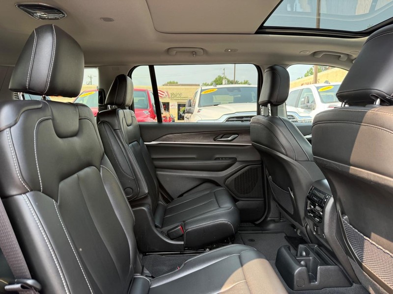 Jeep Grand Cherokee L Vehicle Image 11