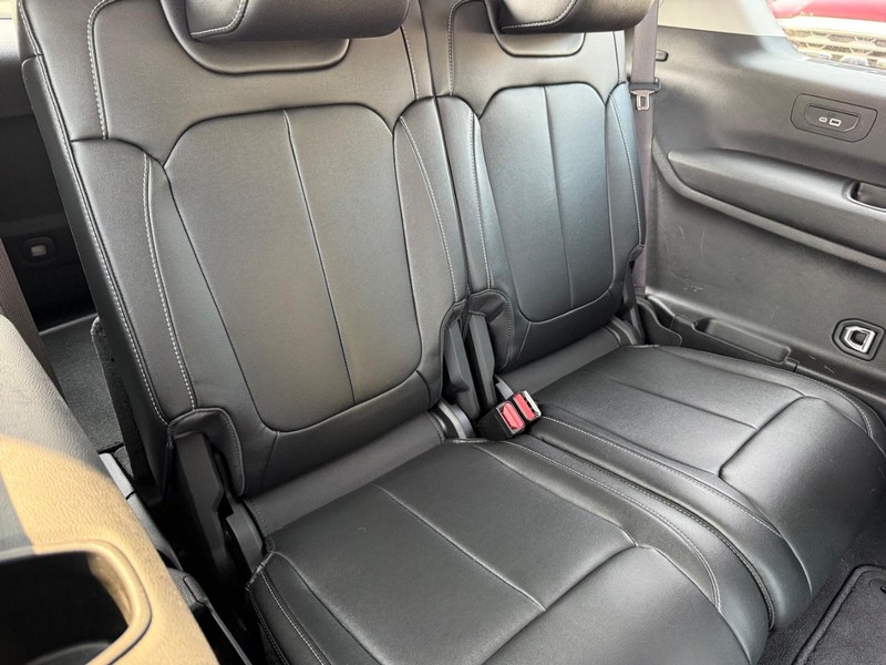 Jeep Grand Cherokee L Vehicle Image 12