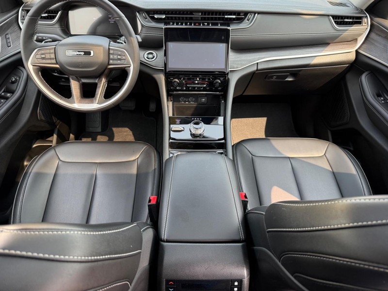 Jeep Grand Cherokee L Vehicle Image 14