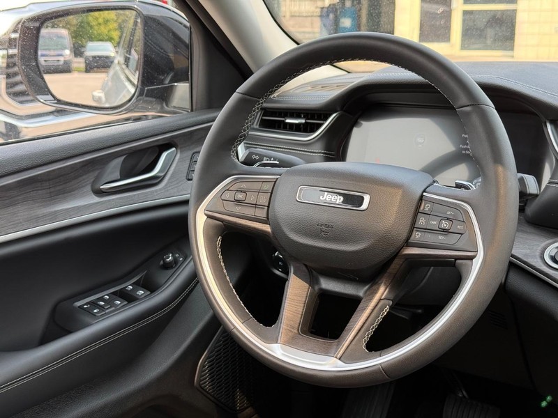 Jeep Grand Cherokee L Vehicle Image 15