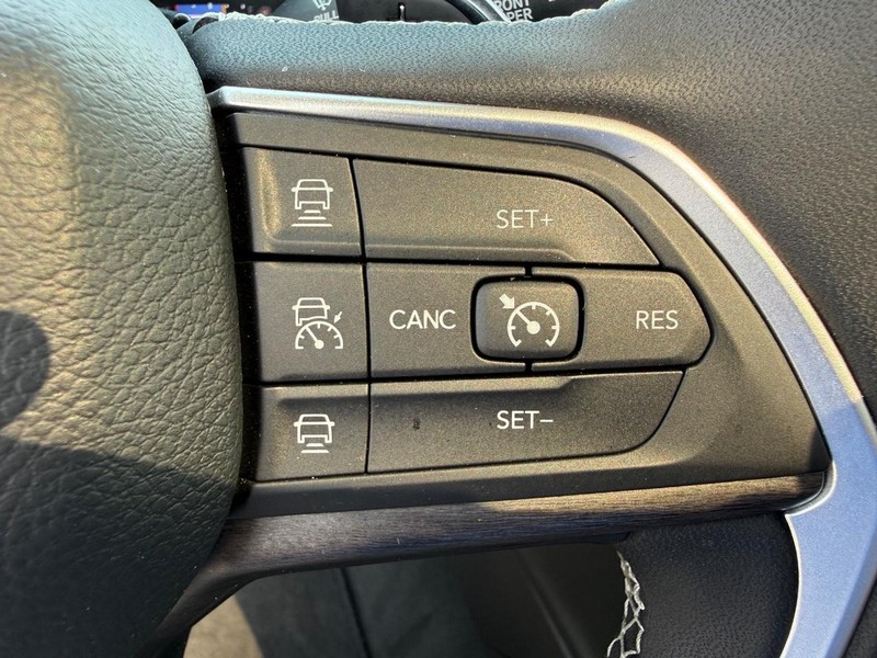 Jeep Grand Cherokee L Vehicle Image 17