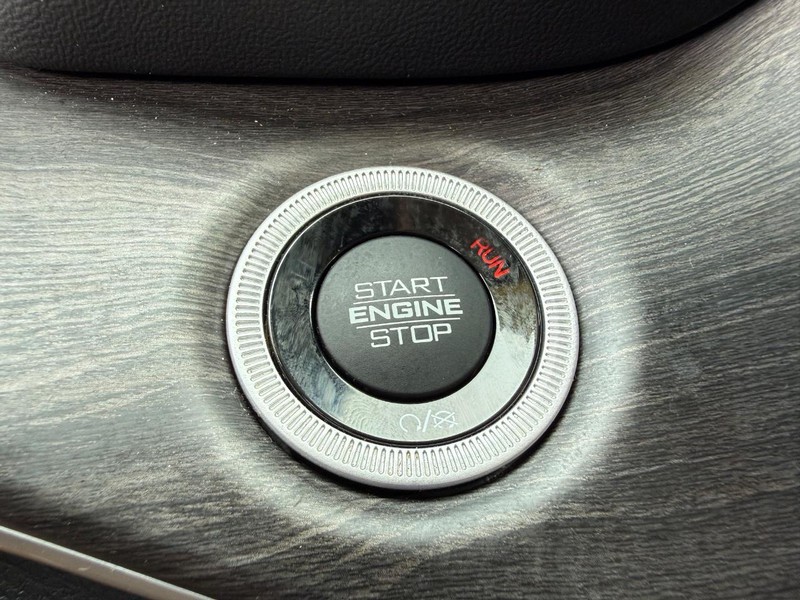 Jeep Grand Cherokee L Vehicle Image 18