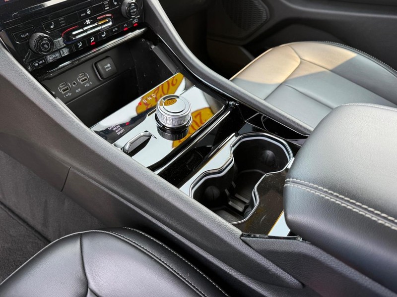 Jeep Grand Cherokee L Vehicle Image 23